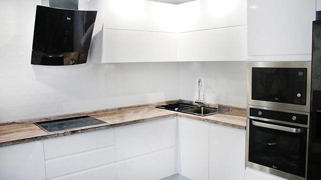 Белая кухня в современном стиле (модерн)