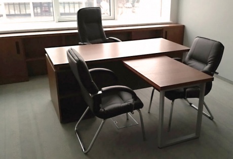 Шпонированный стол в кабинете руководителя